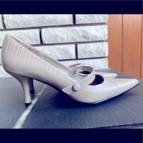 Nine West pointed toe kitten heels with alligator print in nude. - Picture 3 of 3